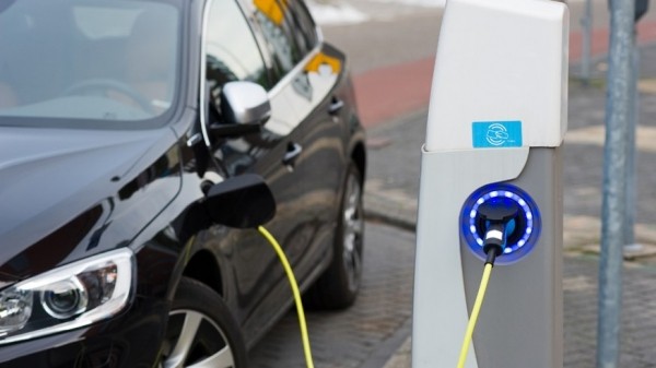 Повысить спрос на электромобили в РФ: власти обсуждают новые льготы для их владельцев 
