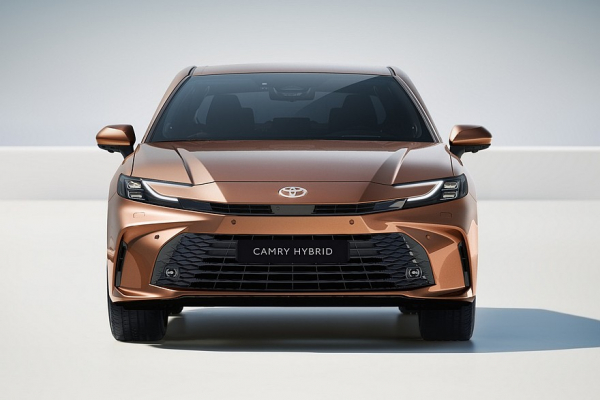 Toyota Camry нового поколения: представлен седан для Европы