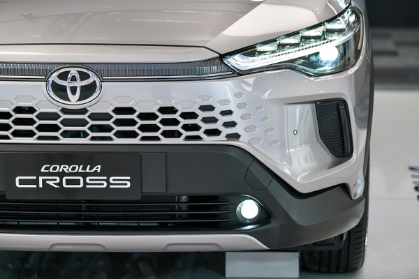 Обновлённый кроссовер Toyota Corolla Cross: стилистика престижных моделей и старая техника