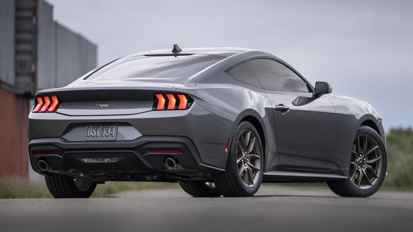 Новый седан Ford Mustang 2025