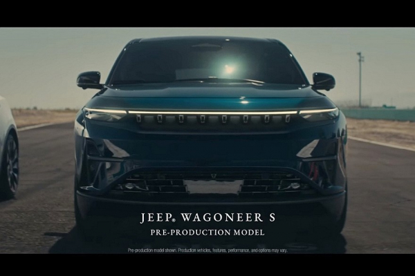 Мощный Jeep Wagoneer S сравнили с главным конкурентом от Tesla на новых кадрах