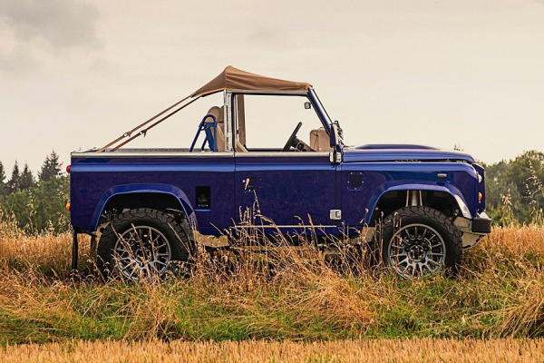 Рестомод Land Rover Defender от Kingsley Re-Engineered: деревенский шик с мотором V8