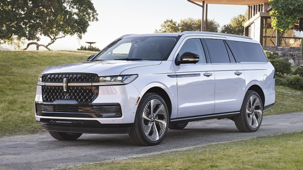 Новый Lincoln Navigator получил внешность в актуальном фирменном стиле и другой салон