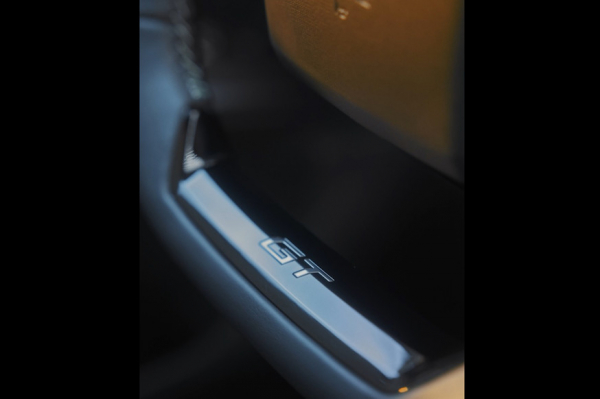 Салон семиместного кроссовера Peugeot e-5008 нового поколения засветился на тизере