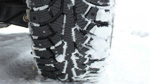 Зимние шины перестали быть обязательными для автовладельцев в РФ