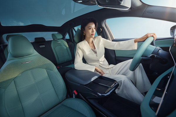 Новый премиальный седан Hongqi EH7 готовится к старту продаж